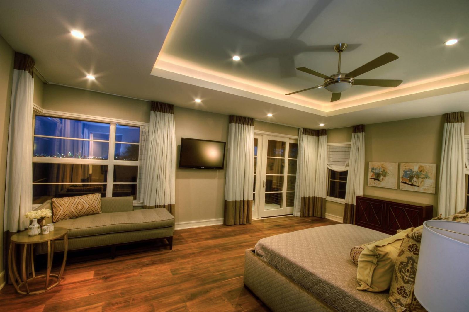 Indirect lighting around the tray ceiling