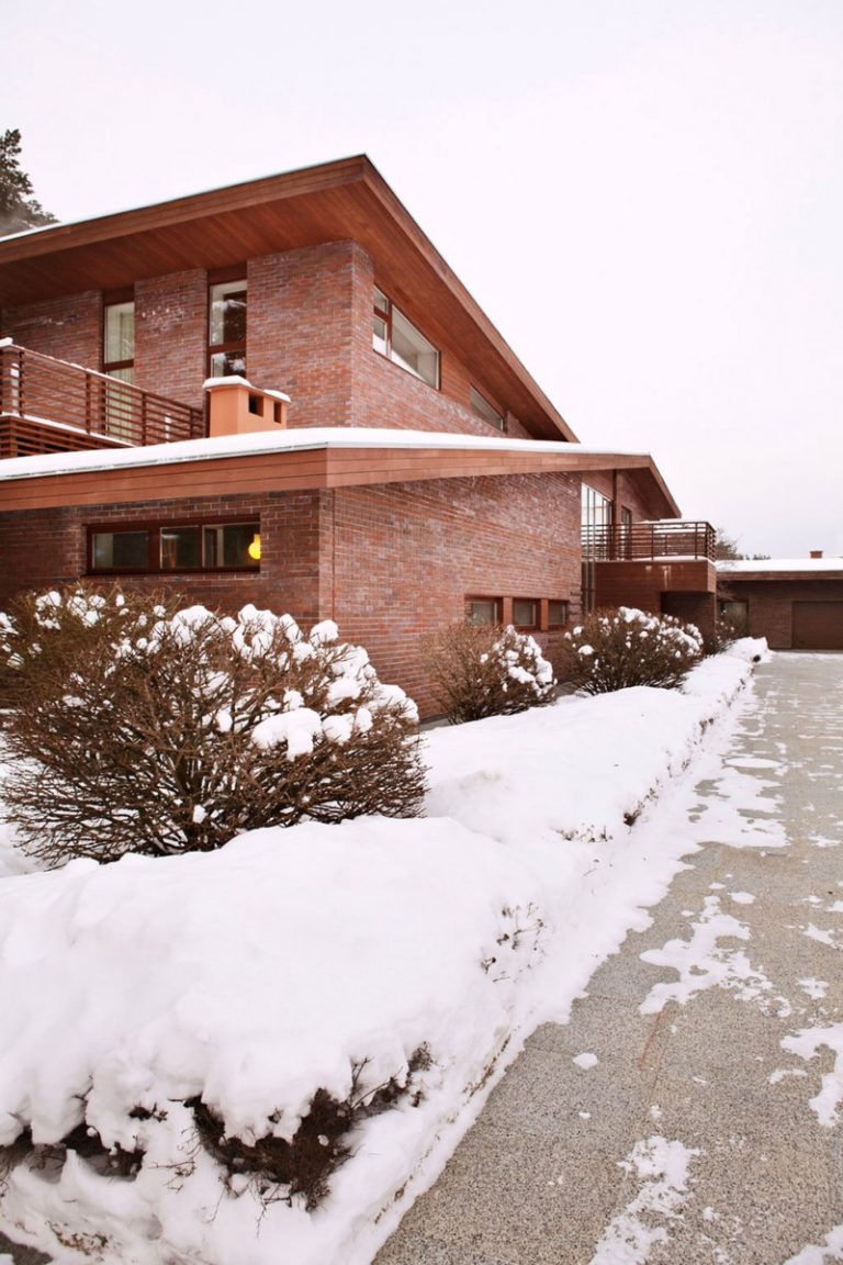 Modernes Backsteinhaus in den Wäldern - Usual House