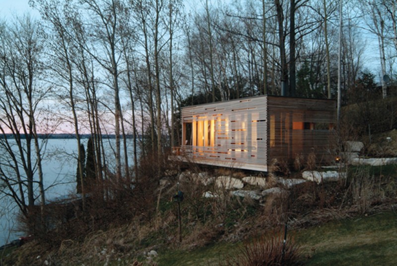 lake house contemporary in the rocks