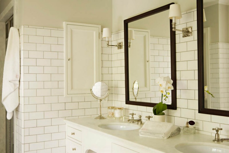 WHIte tiles bathroom