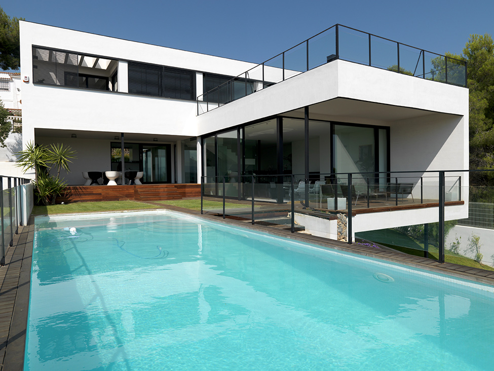 A Fusion of Black & White: Ultra modern house is a spacious and open ...